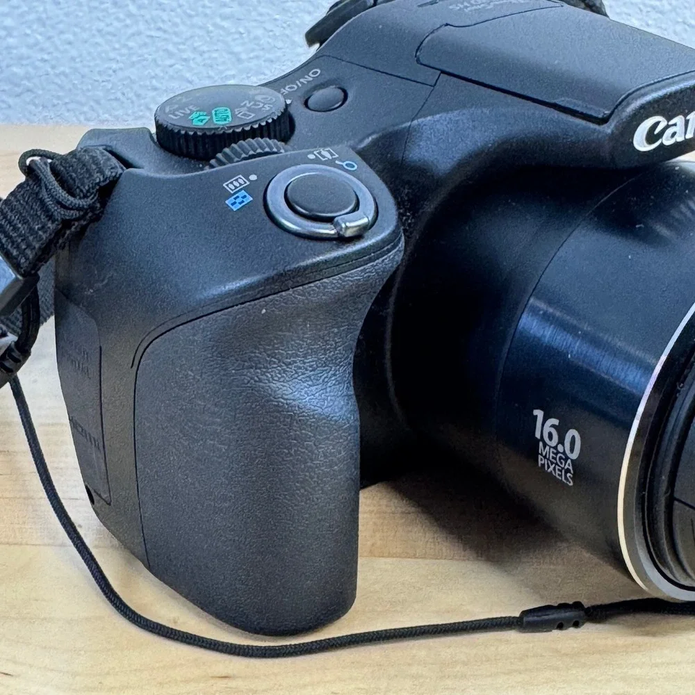 Canon PowerShot SX530 HS 16.0MP Digital Camera 50x Zoom Wi-Fi Bundle 32GB Bag